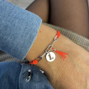 Bracelet  maillons rectangle, lettre au choix et pompon