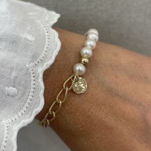 Bracelet chaine torsadée et perles de culture 7 mm médaille martelée 7 mm