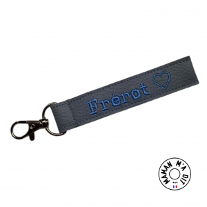 Porte clé brodé gris foncé broderie bleue Frérot